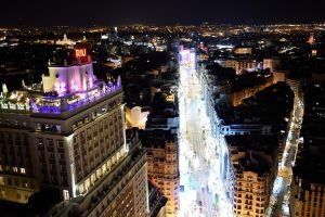 La Gran Vía de Madrid vista desde arriba, de noche