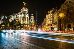La Gran Vía de Madrid de noche, a la altura del edificio Metrópolis