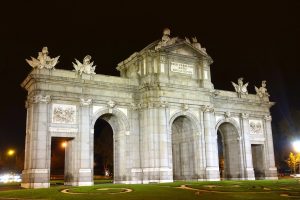 La Puerta de Alcalá iluminada de noche